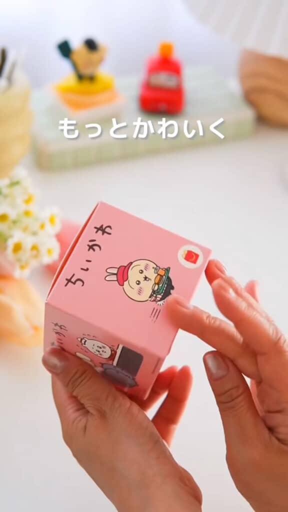 店員姿のうさぎを装飾に使います