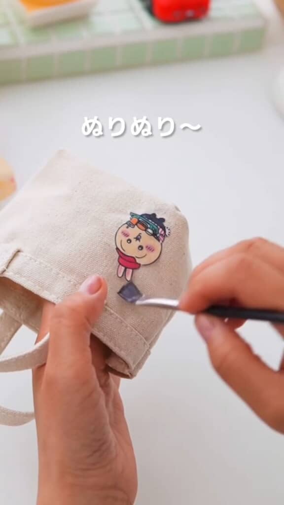 ノリ代わりにデコパージュ液を塗って貼り、表面からさらに塗って保護