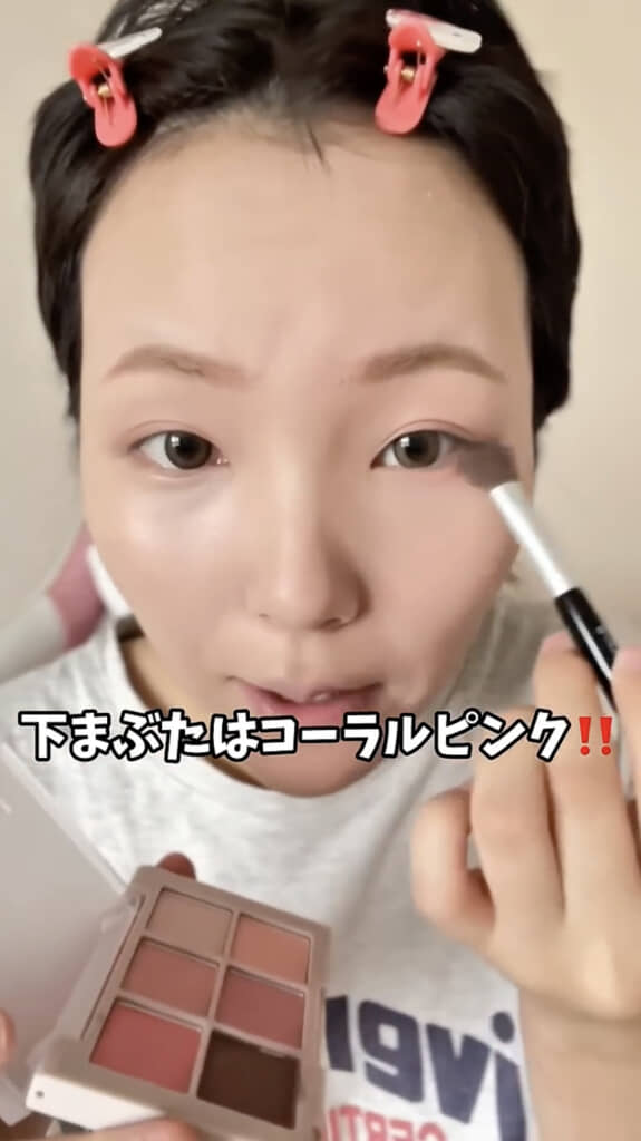 ブラウン×コーラルピンクのアイメイク