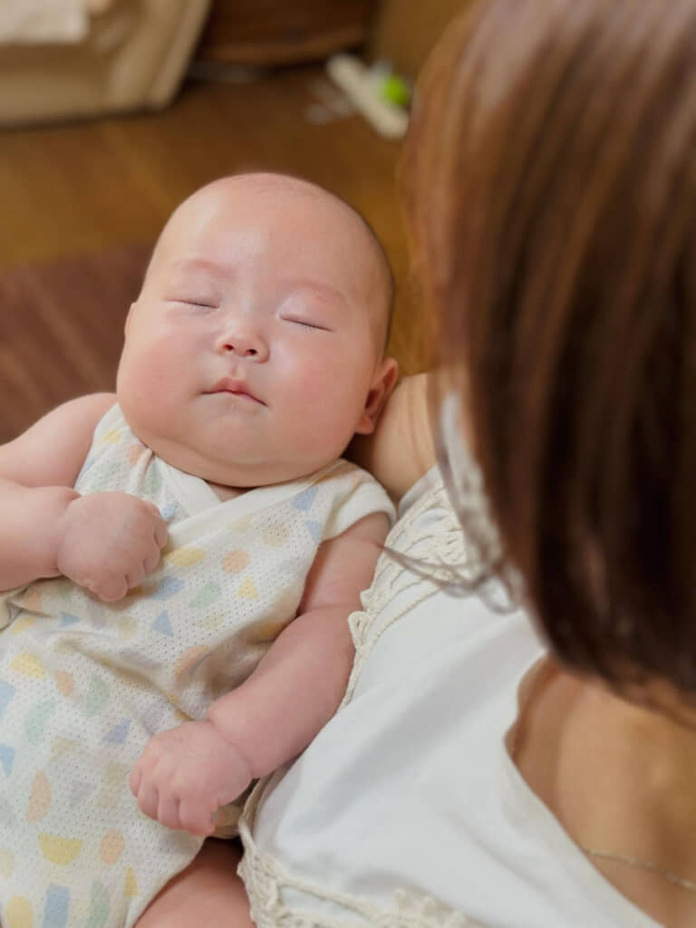 お母さんに揺られてスヤア……