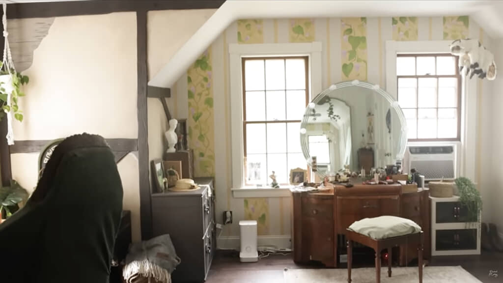 ドレッサー周辺はキキの実家風に