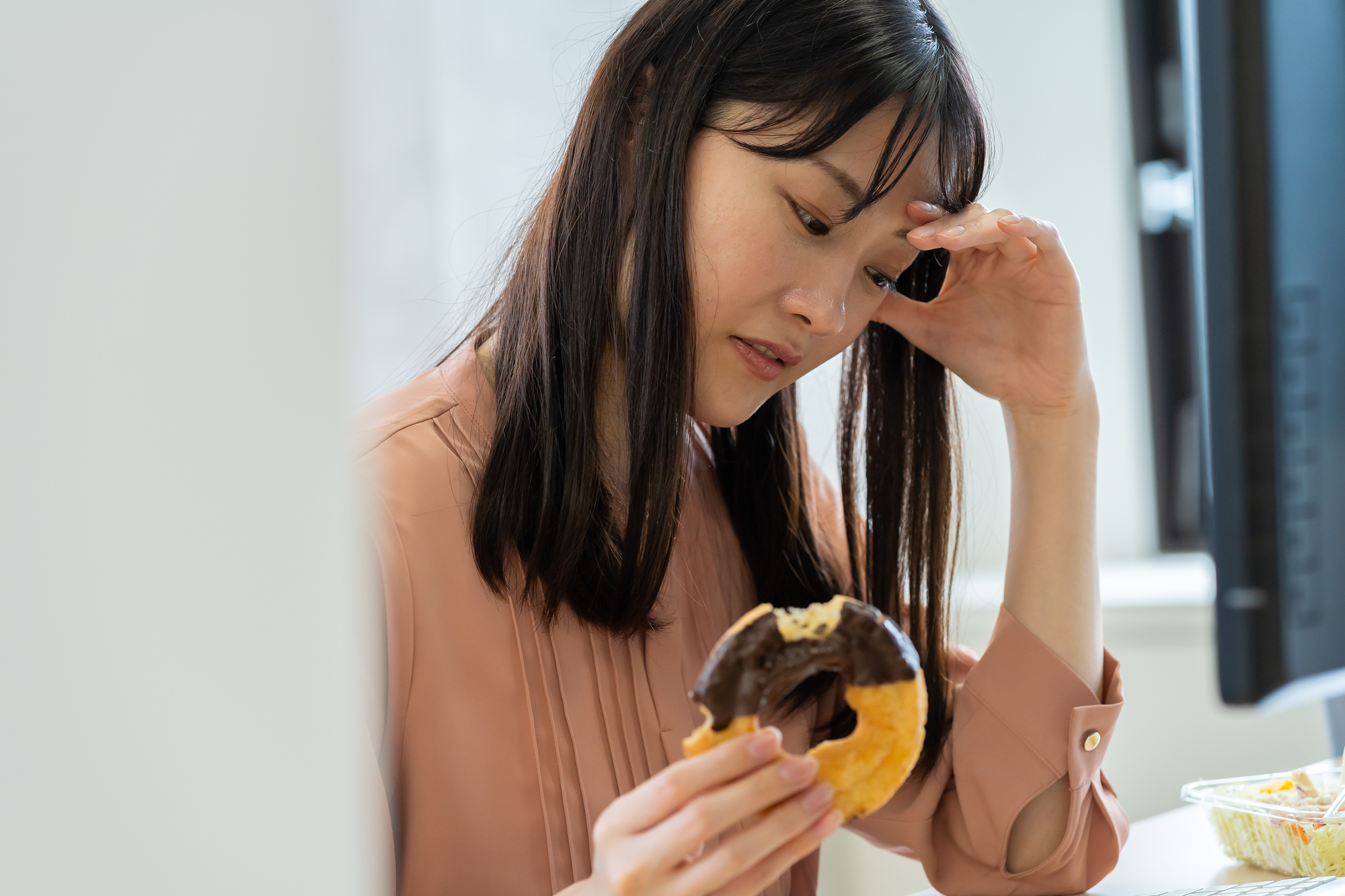 「お菓子でごまかす前に改善して……」　20代女性が営業とのやりとりに疲れて会社を去った退職エピソード | 就職・転職 ねとらぼ