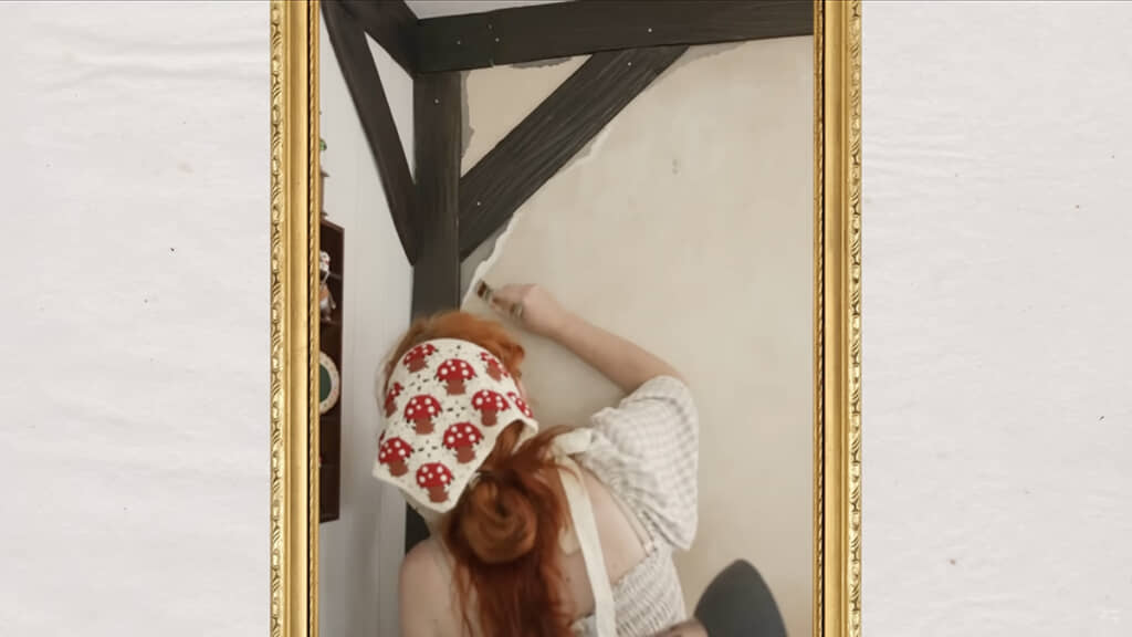 はがれたしっくいを手作業で描き込み