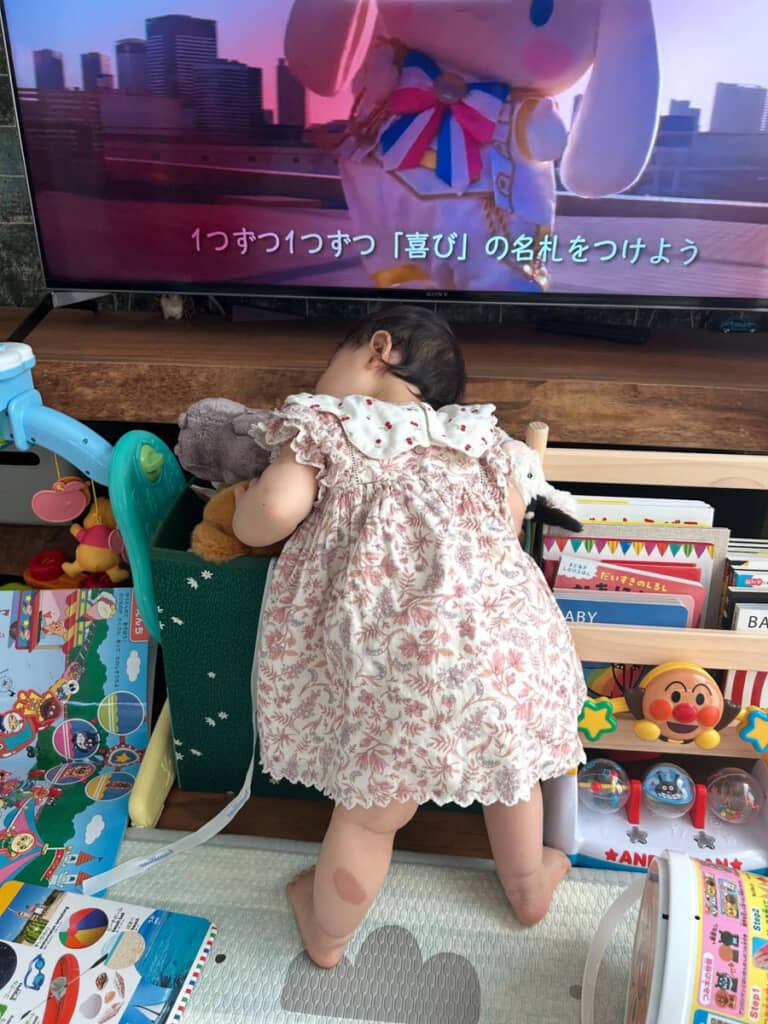 おもちゃを探っていそうな後ろ姿だけど……