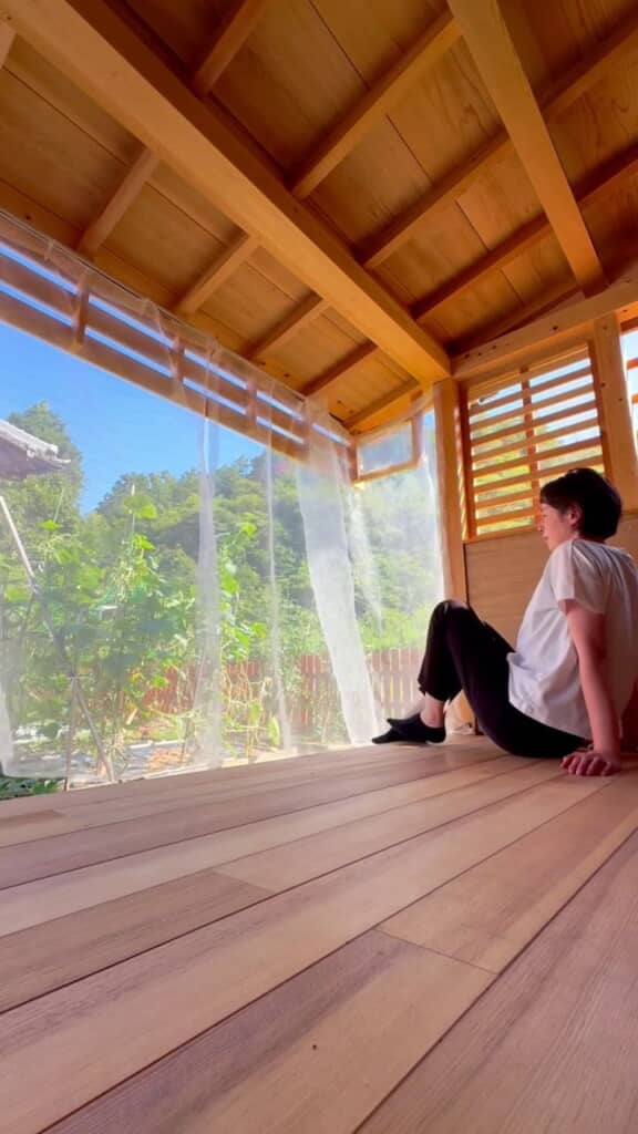 宮大工である父親が作った縁側でくつろぐ投稿者