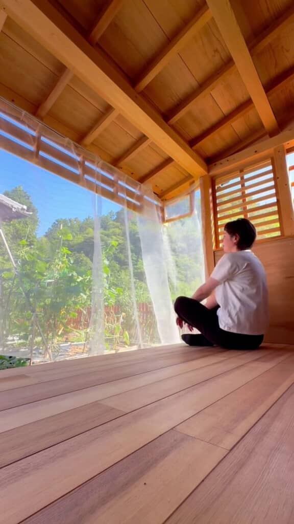 屋根の下に取り付けられているのは蚊帳