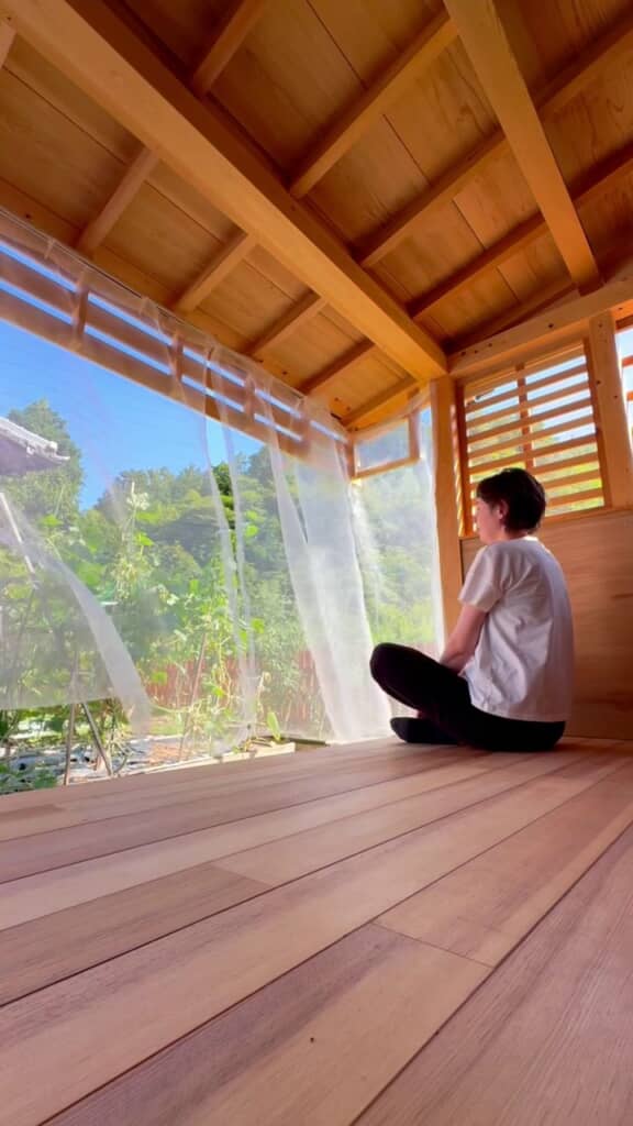 宮大工の父親が作った心地よさそうな縁側