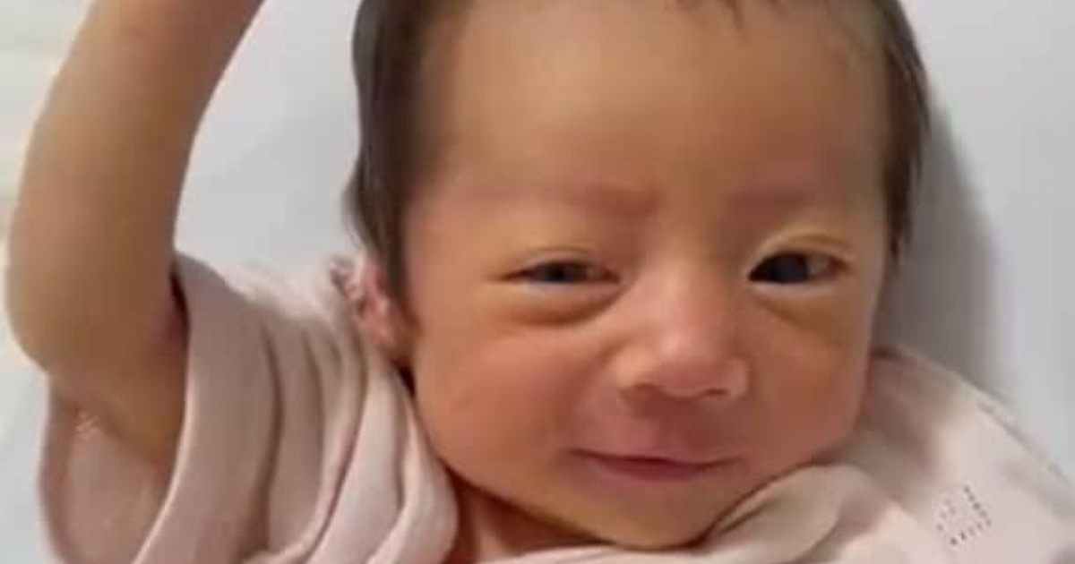 あどけない“生後2週間”の赤ちゃん→1年8カ月後……　「すごすぎ」　驚きのビフォーアフターが400万再生（1/2） | 育児 ねとらぼ