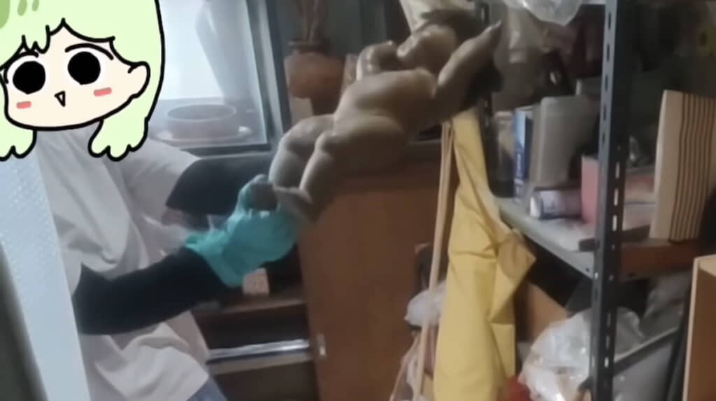 玄関のラックにむき出しの人形が……