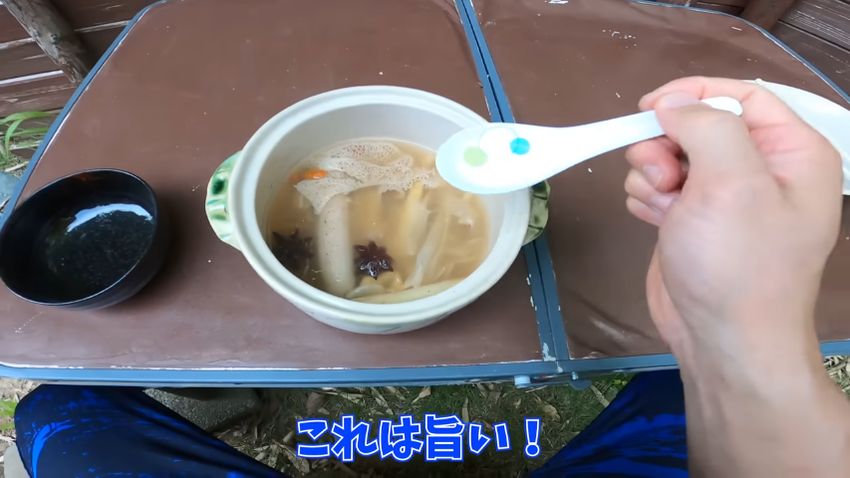 スパイスを加えたマダケとキヌガサタケの薬膳スープ