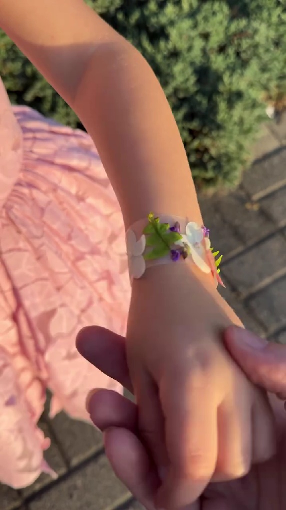 大人も楽しめそうなお花のブレスレット