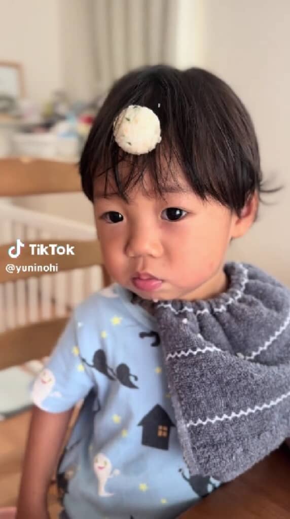 息子くん「おでこにおにぎり……？」