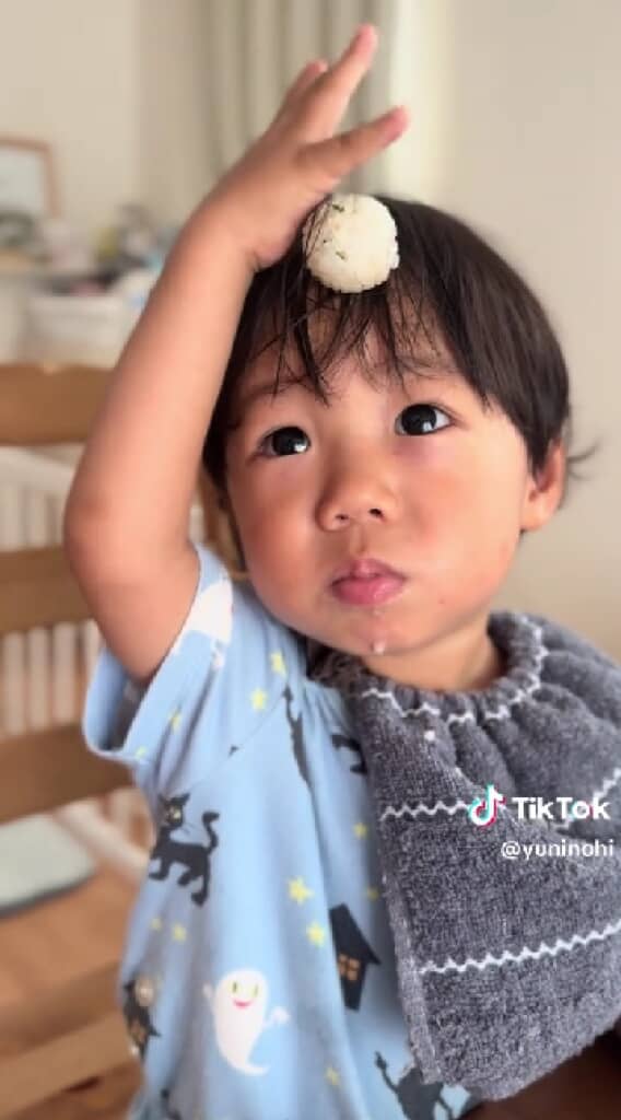 お手々を伸ばして……