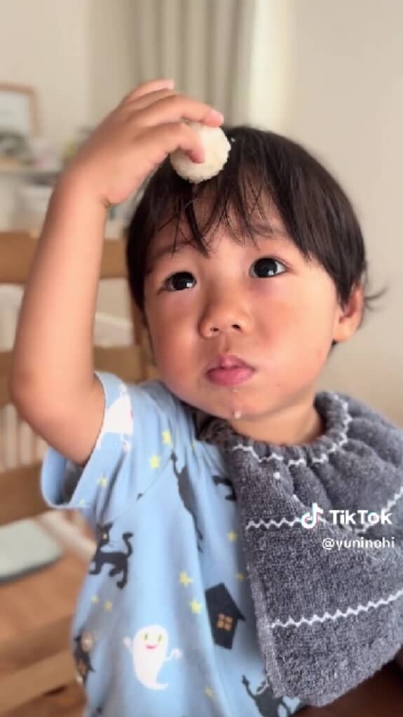 おにぎりを掴んだ！