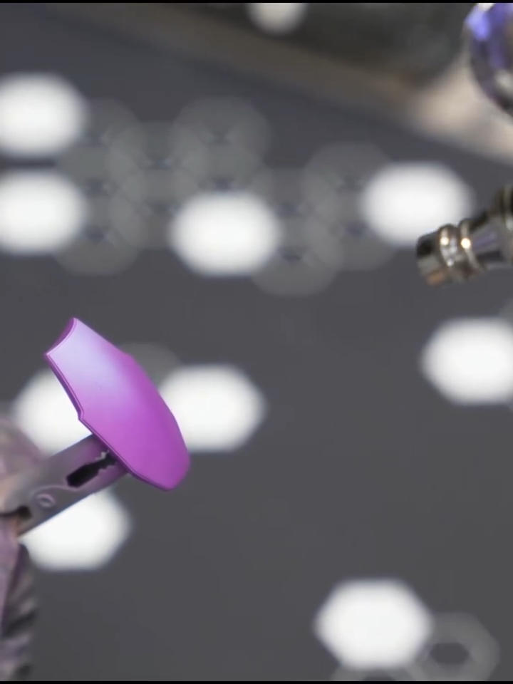 エアブラシでエヴァ風パープルを吹き付け