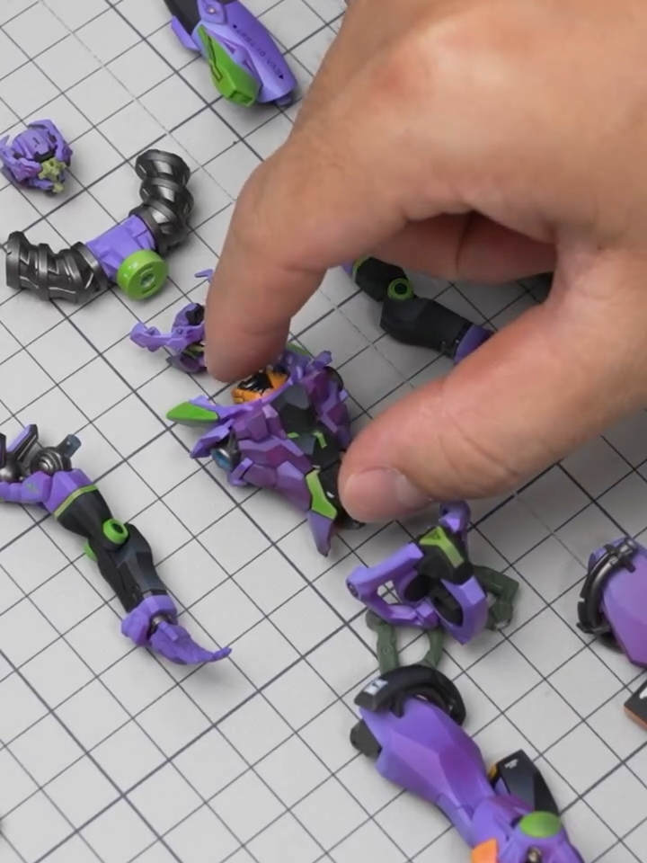 着色済みの各パーツを組み立てていく