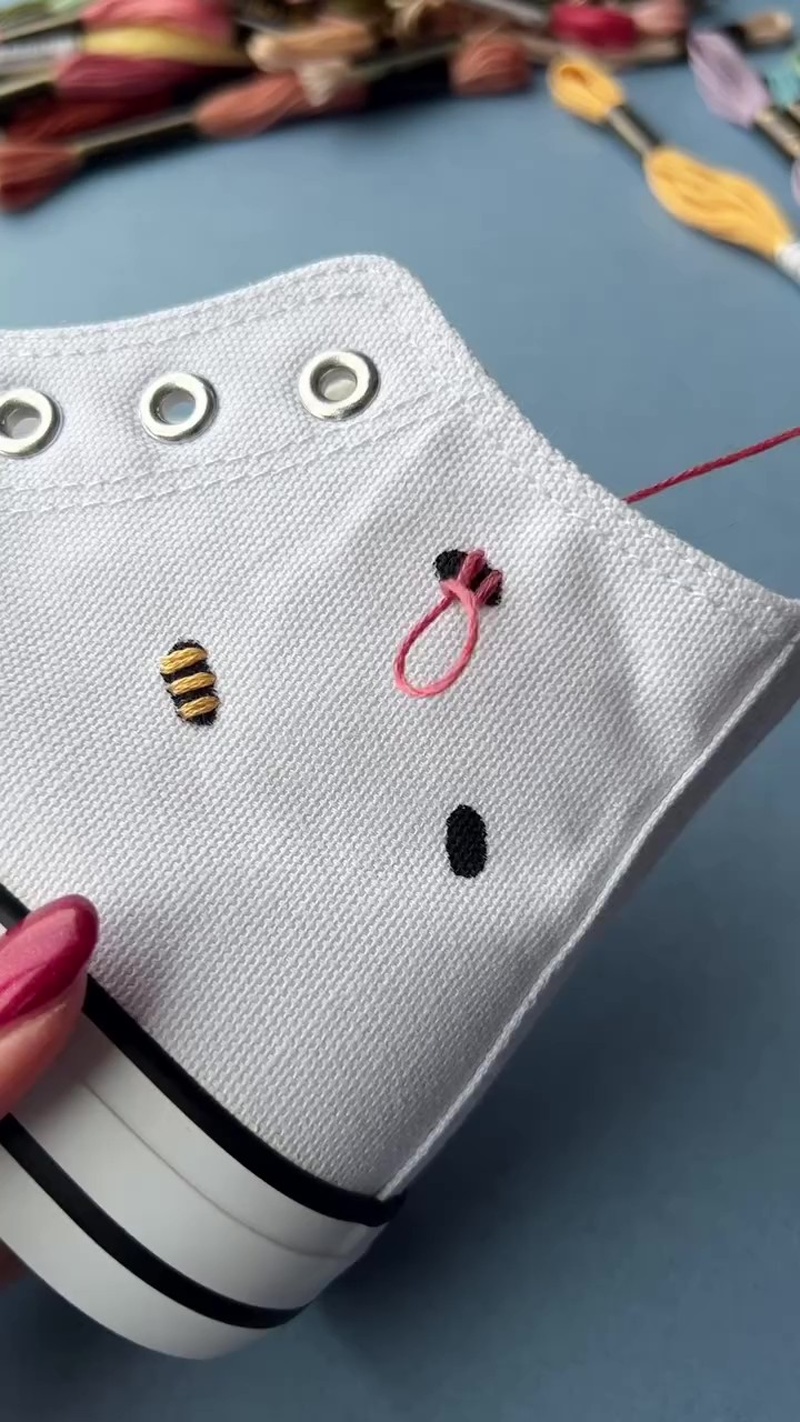 マークの上に糸を通す