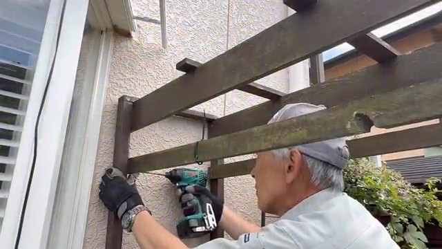 プロ職人のように作業をこなす夫
