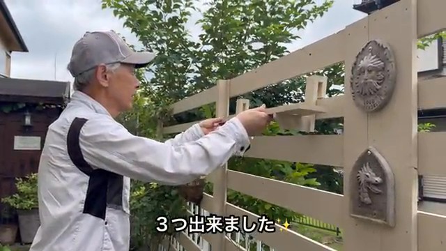 イヤープレートや手作りの棚を飾ります