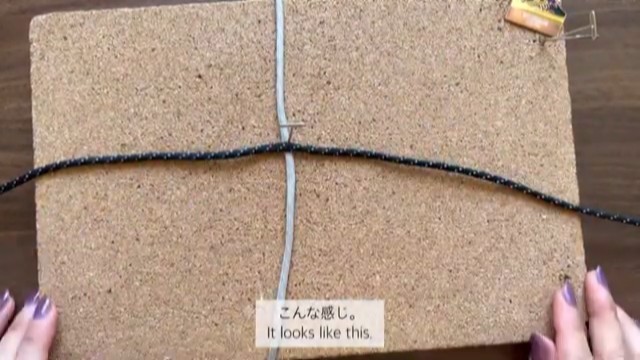 2本のパラコードを十字に重ねて……