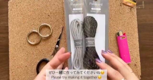 セリアのコードを、交互に結んでいくだけで……「すごく可愛い」「めっちゃセンスいい！」15分で完成、驚きのアイテムに反響（1/3） | ライフスタイル ねとらぼ
