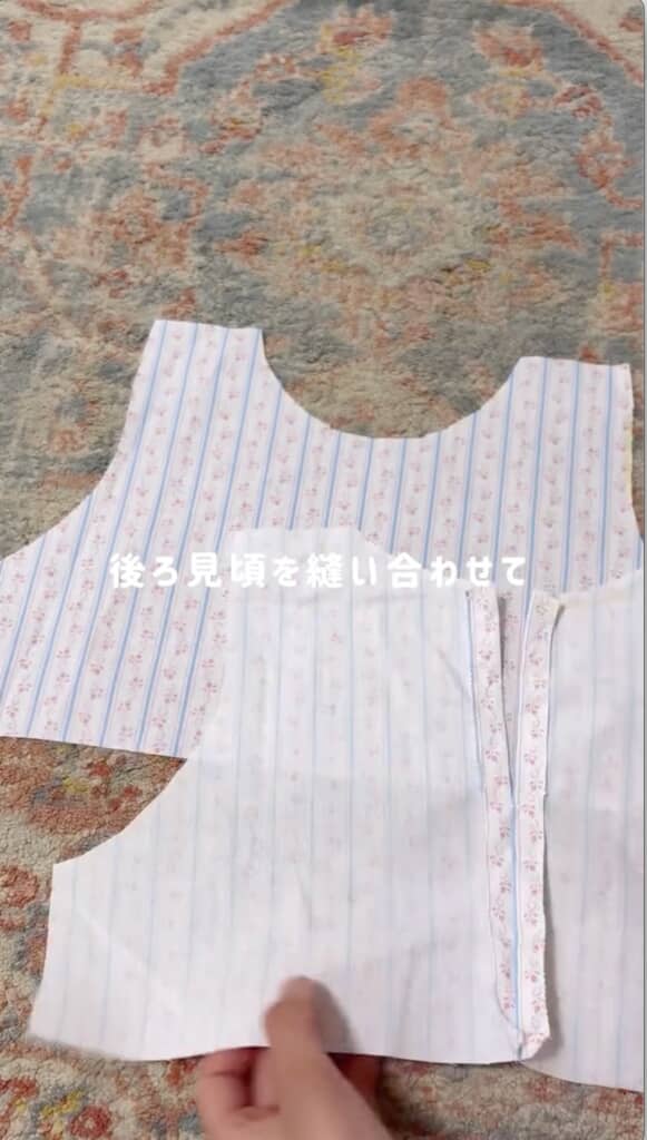 首の後ろで留めるタイプのワンピースにするんですね