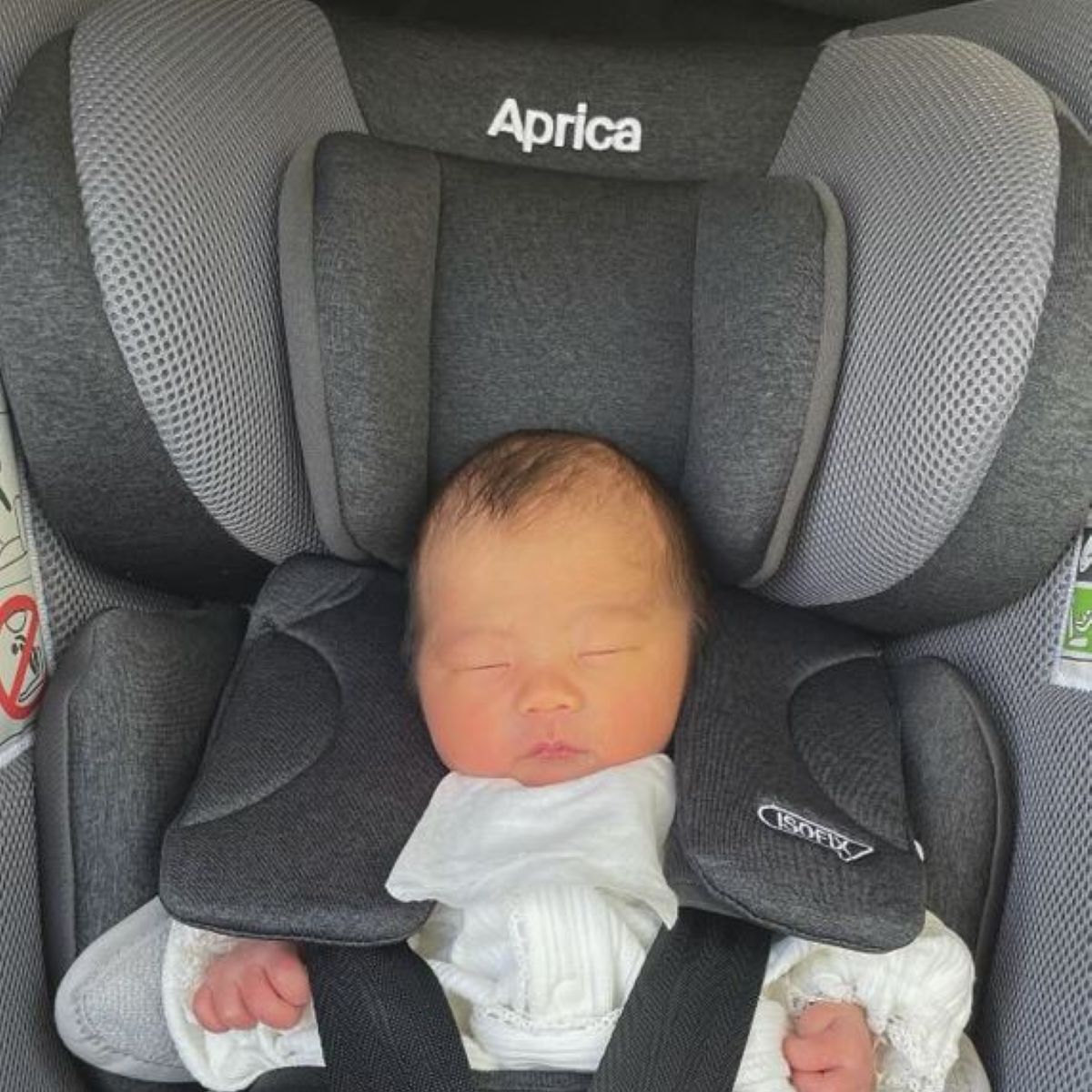 車内で眠る赤ちゃん→3カ月後……　同じ場所で撮影した“現在の姿”に仰天「チャイルドシート縮みました？」「かわいすぎて変な声出た」 | 育児 ねとらぼ