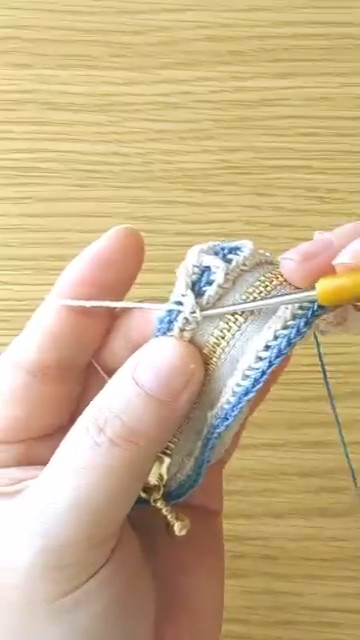 ベージュとグリーンでモザイク編み