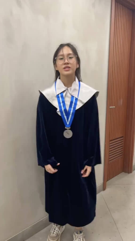 プロムのためにドレスに着替えると……