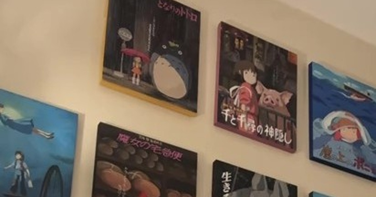 壁にずらっと並ぶジブリ映画のパネル、最後の1枚はまさかの……「凄！」　目を疑う光景に15万いいね「買ったのかと」「ほんとに天才」　【海外】（1/3） | 絵画 ねとらぼ