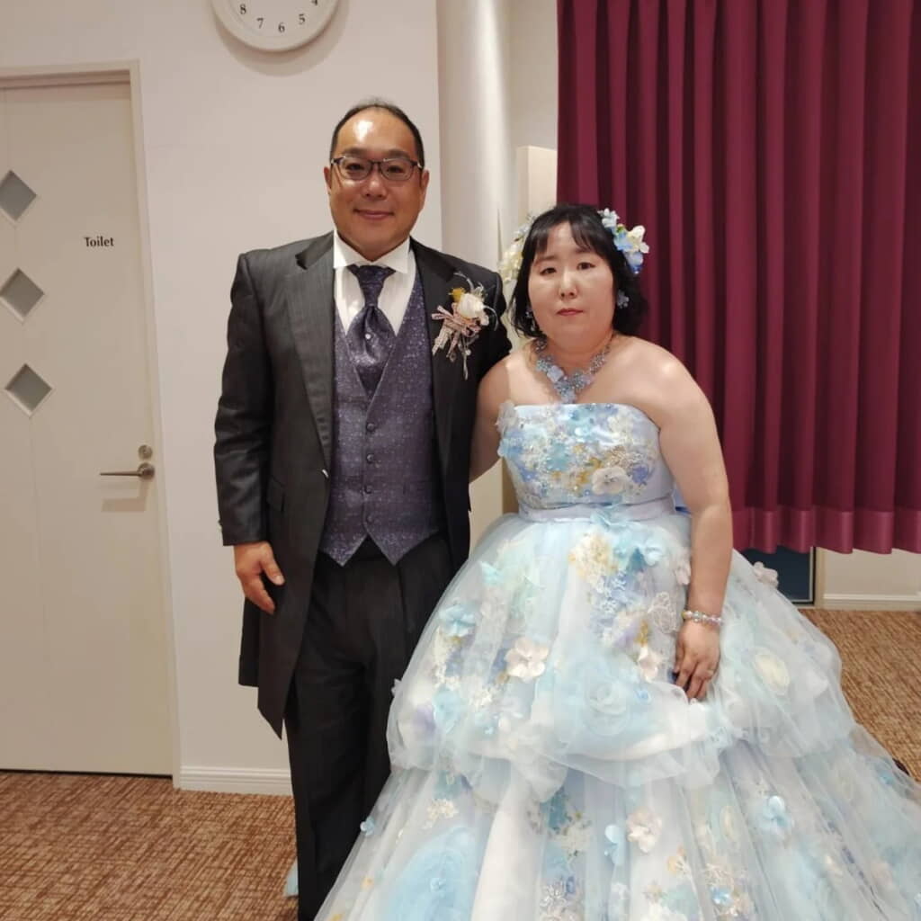薄いブルーのドレスもすてきですね