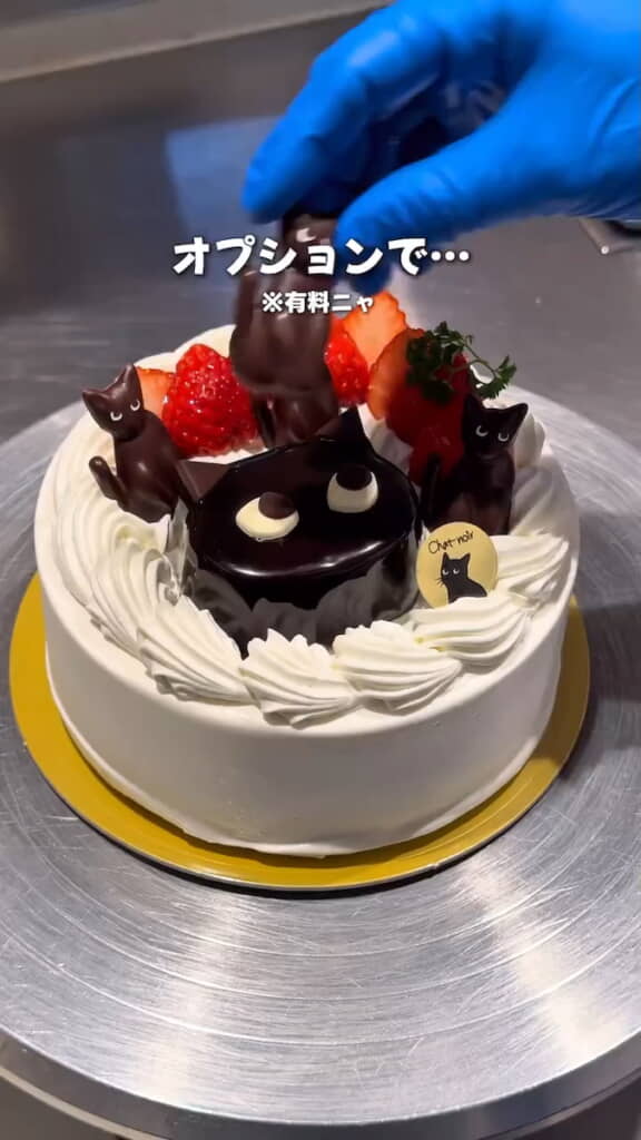 子猫が元々3個乗っているケーキ「ドリームデコレーション」に……
