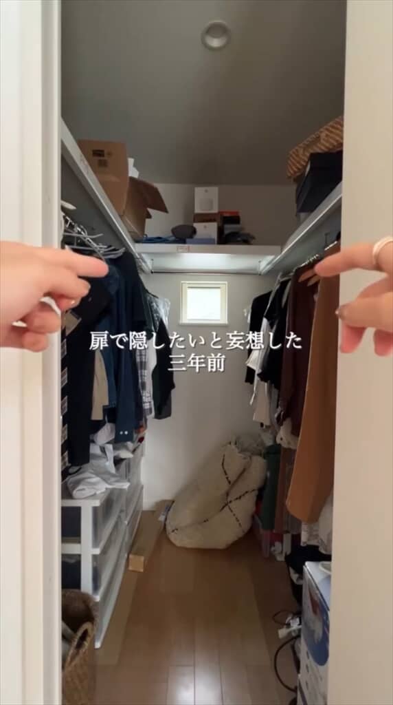 棚上スペースがごちゃごちゃして見えるウォークインクローゼット
