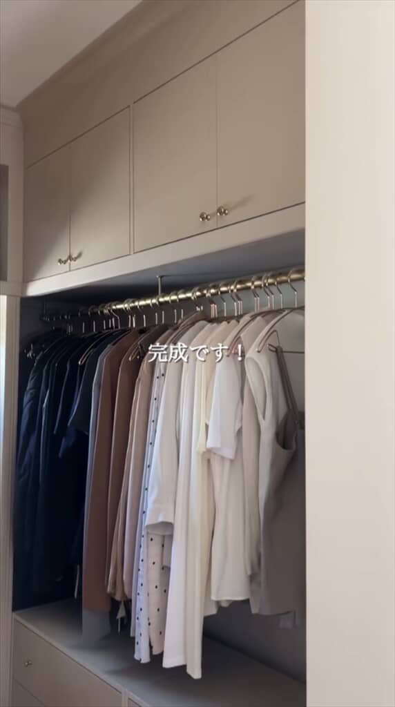 扉付きの収納が完成！　ゴールドの取手もかわいい
