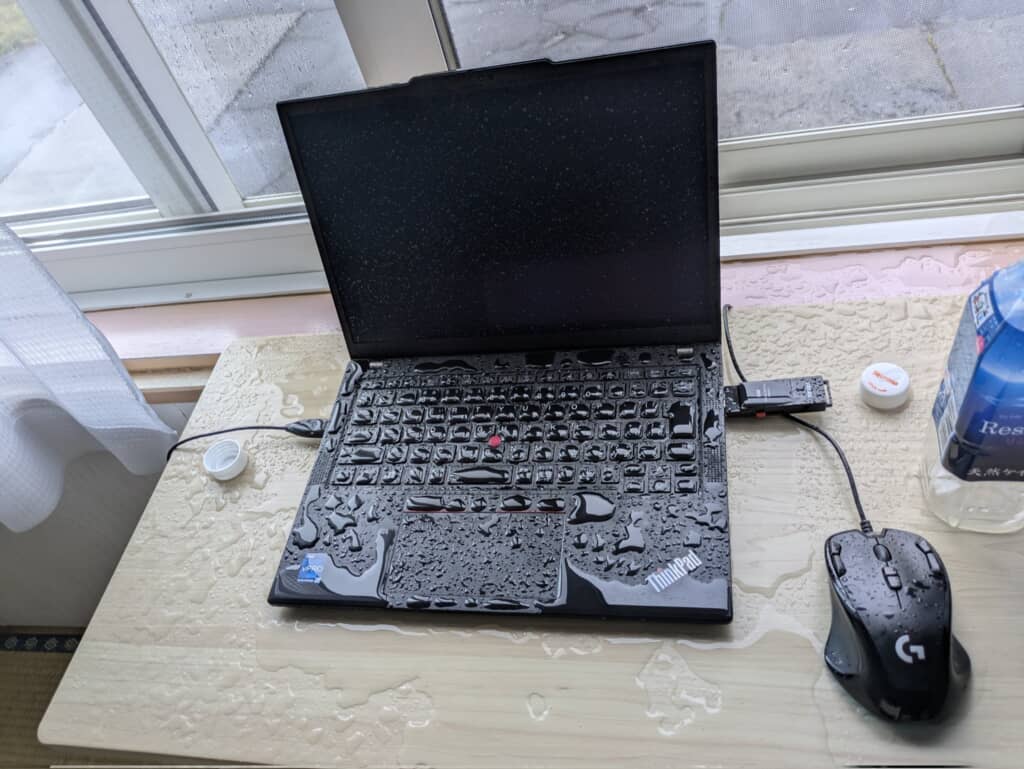 雨でずぶ濡れになったノートPC