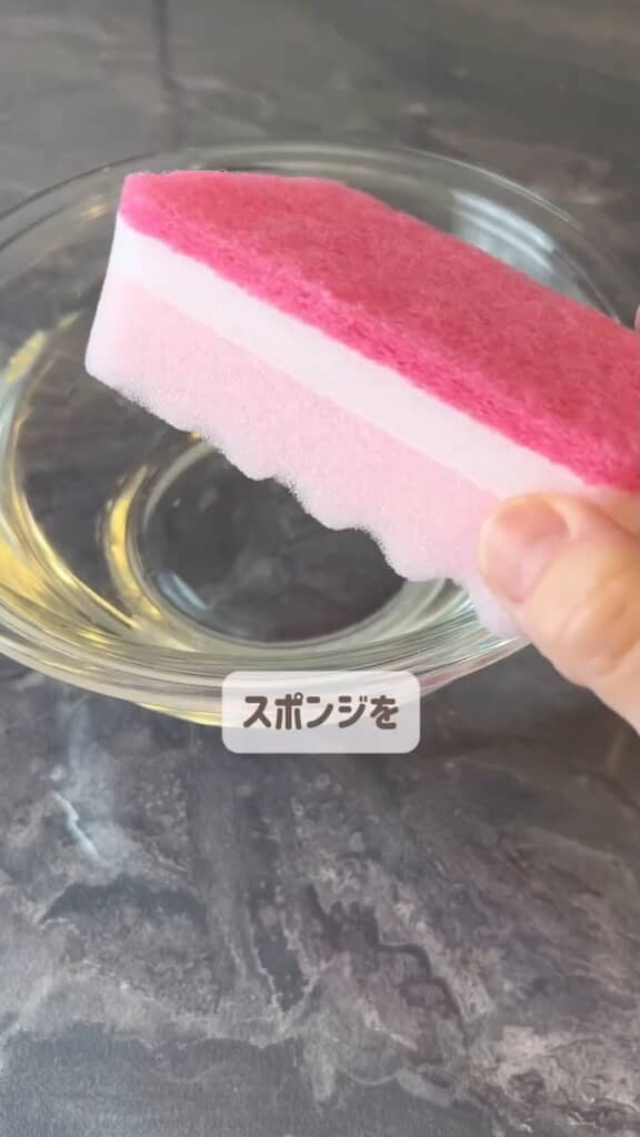 用意するのはキッチンスポンジと水とジッパー袋