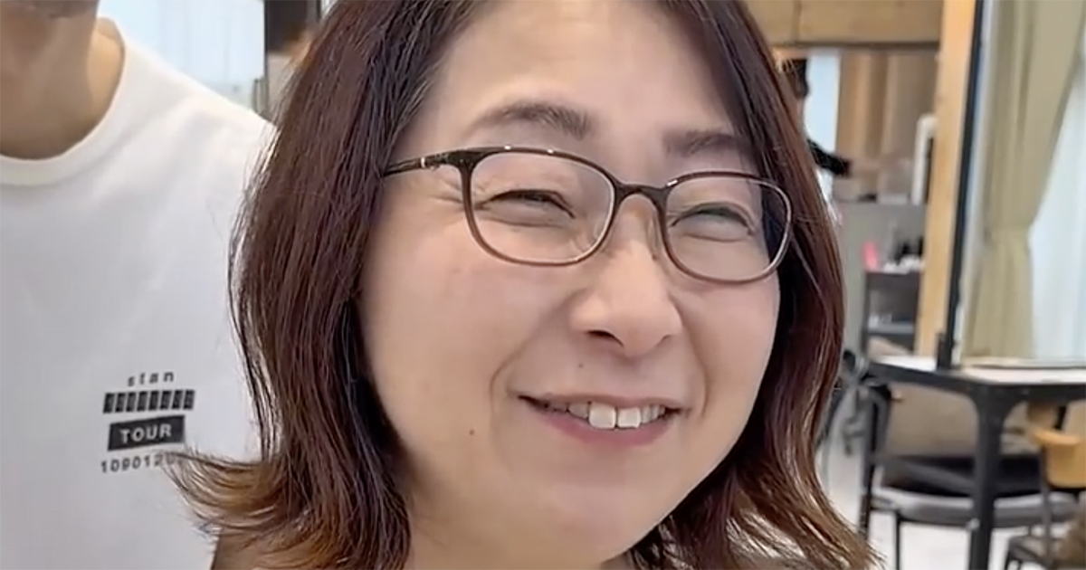 “老け見え”に悩む女性→美容師がカットしたら……「すごーい！」　驚きの仕上がりに「10歳若返りましたね」「違う人みたい」（1/2） | 美容 ねとらぼ