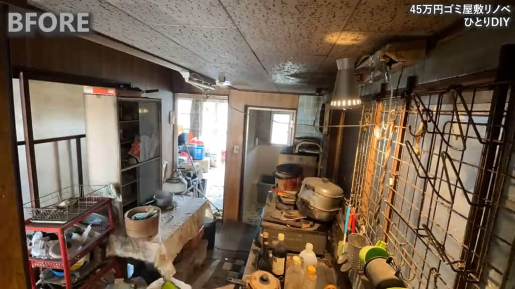 キッチンのビフォー（奥がお風呂）