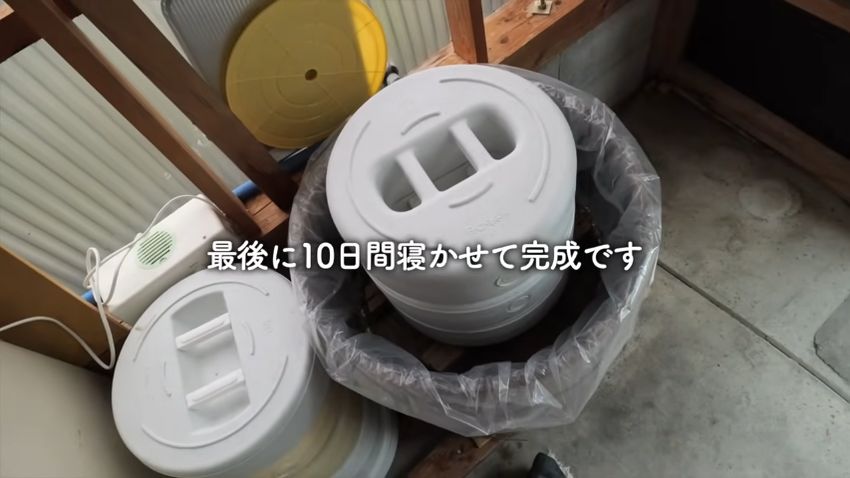 木おけ内の高菜にフタと重しを乗せた状態