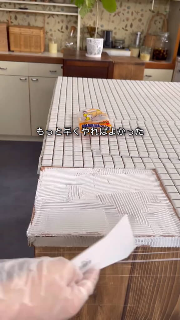 天板にタイルを張っていく