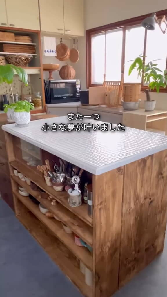 タイルが映えるアイランドキッチンに！