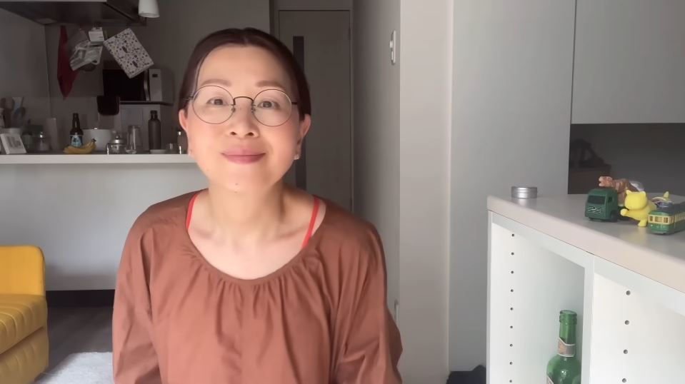 赤いキャミは首元からちら見せ