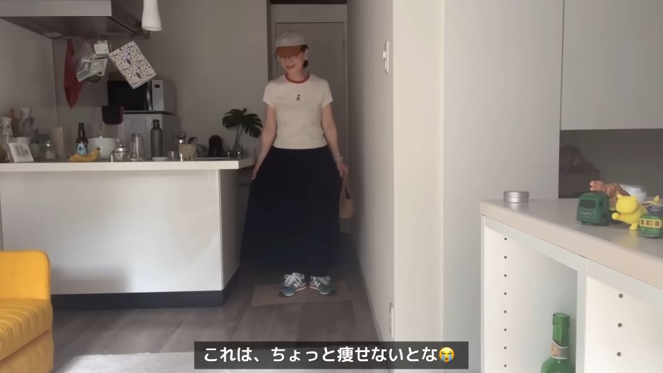 ミニーちゃんTシャツでコントラストはっきりコーデ