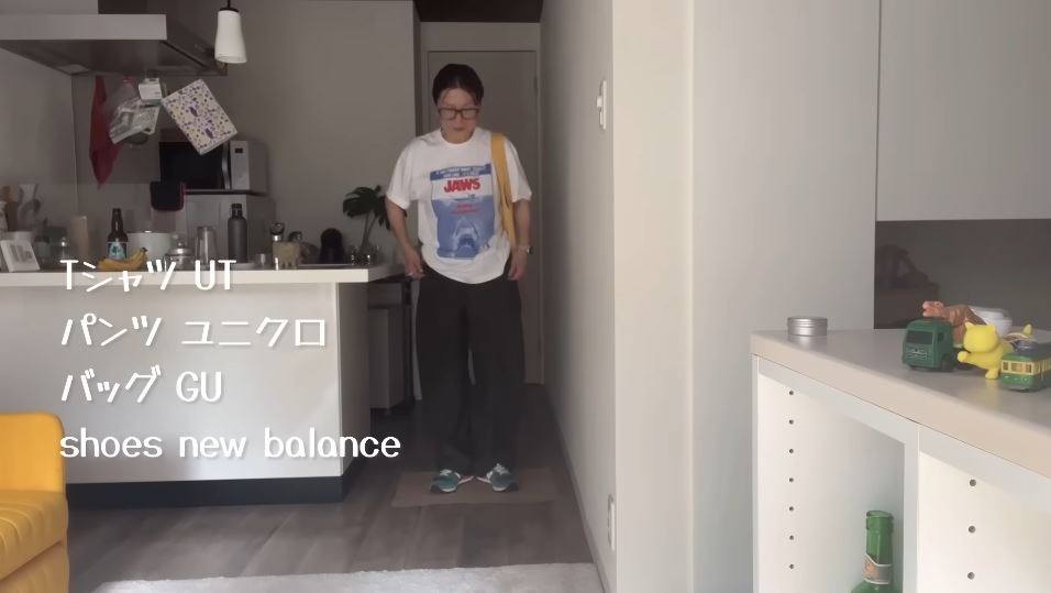 ジョーズのTシャツにイエローのバッグがばっちり