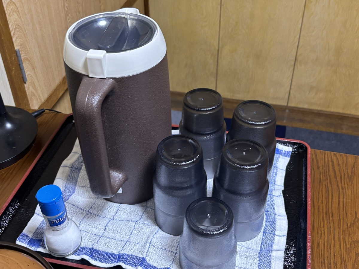 33歳男性「すぐに水が飲みたい」→部屋にまさかのアイテムを置くと……　“ほとんどの日本人が見たことある雰囲気”が完成し10万いいね「これは、有りやね」「最高やな…」（1/3） | ライフスタイル ねとらぼ