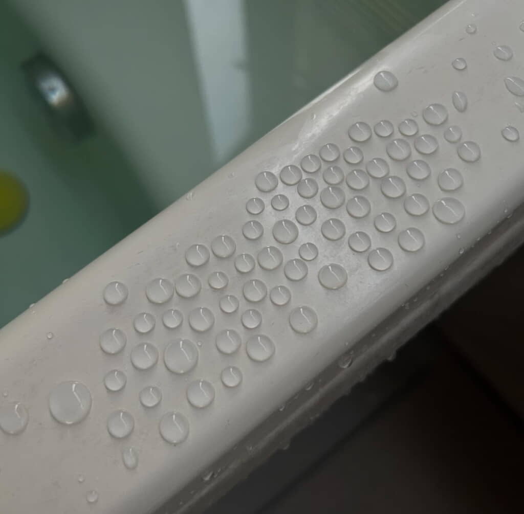 娘さんが作った水玉（＝密集した水滴）
