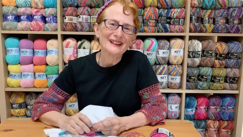 マルティナさんが着ている黒のTシャツがリメークの完成品です