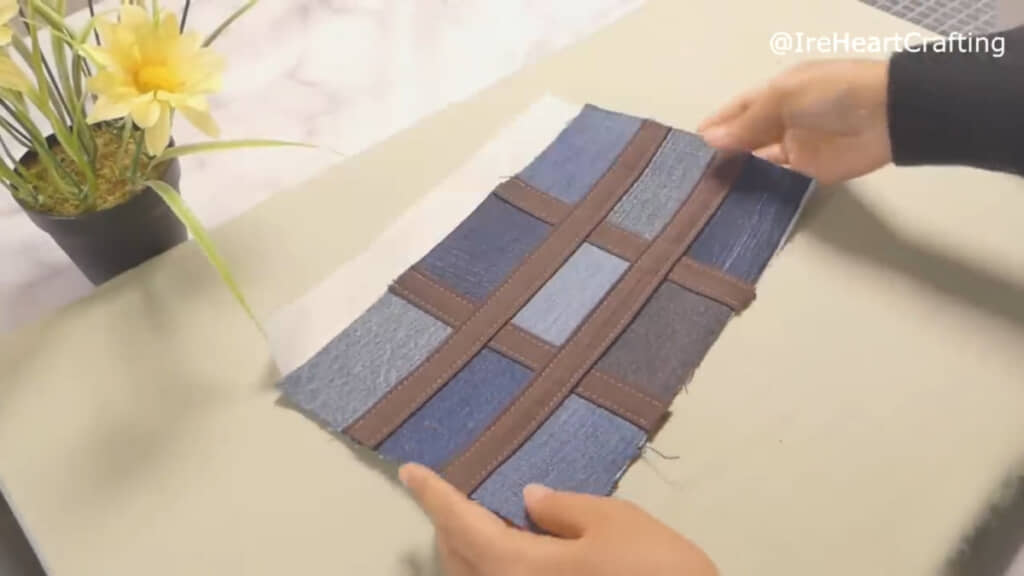 接着芯に貼ったデニム生地の上から、つなぎ目を隠すように無地の生地を縫い合わせる