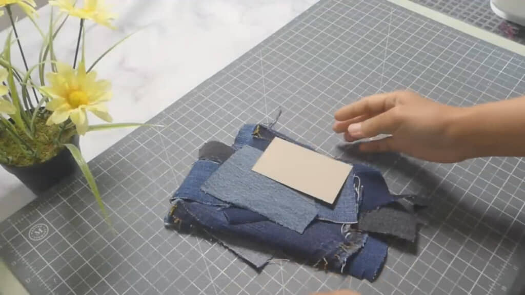 古いジーンズのハギレを材料に製作