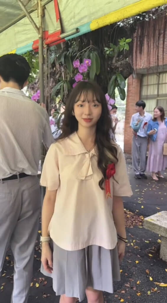 制服姿の女の子